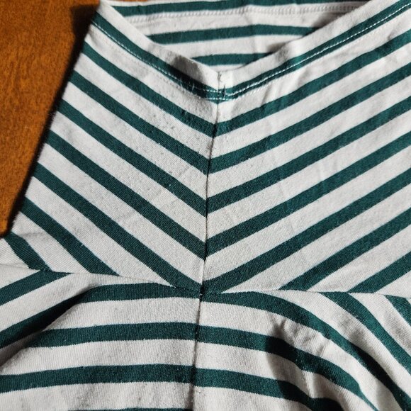 Universal Standard V Rex short sleeve t-shirt, bone/botanic (green) stripe, sz M - Picture 5 of 9